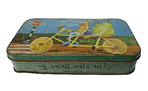Alte indische Keksdose aus Gujarat